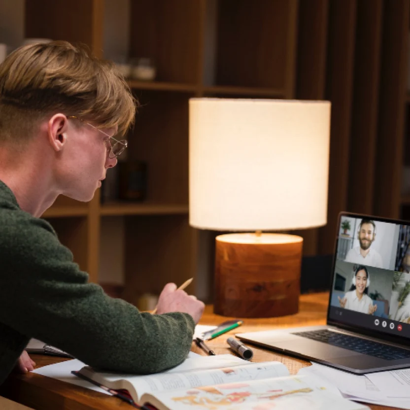 Apprenant suivant une formation à distance depuis son espace élève