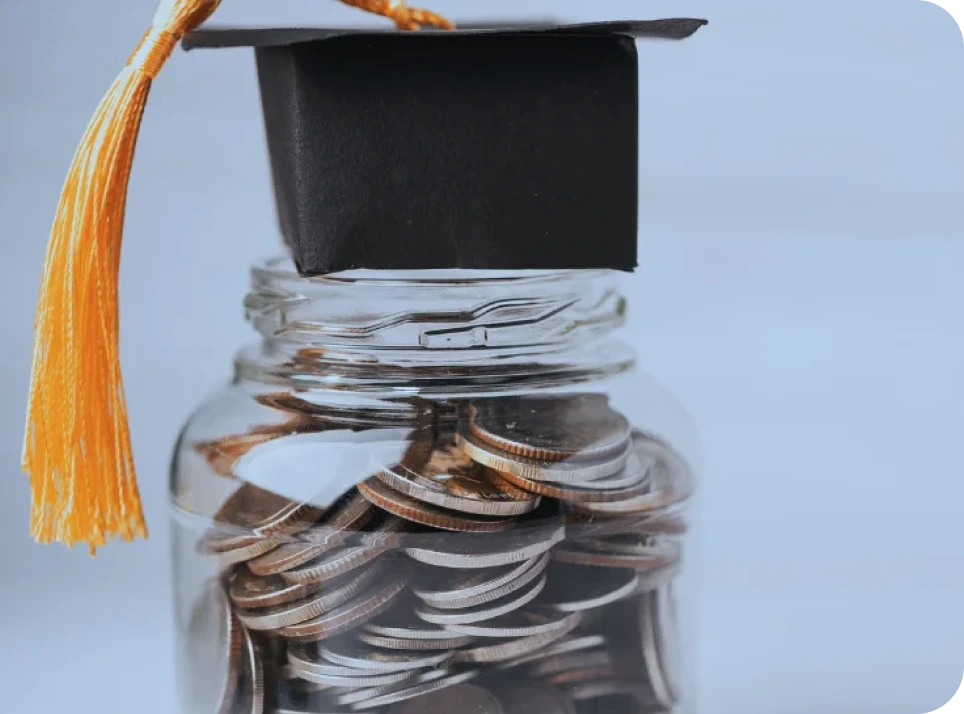 Diplôme posé sur des pièces pour illustrer le financement d'une formation