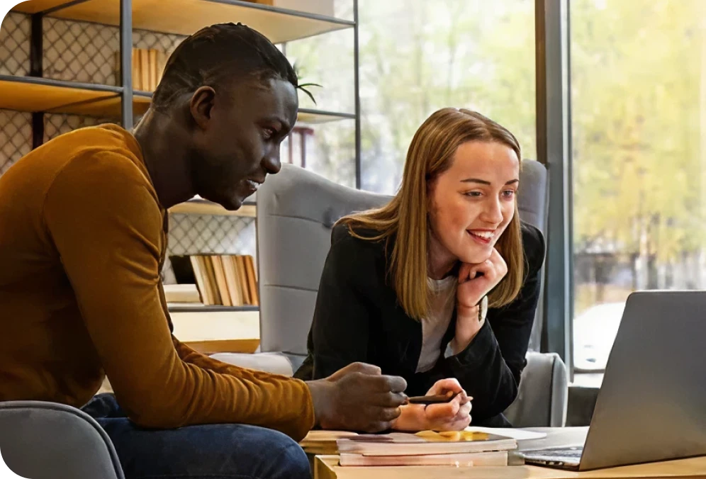 Apprenants consultant une formation professionnelle en ligne