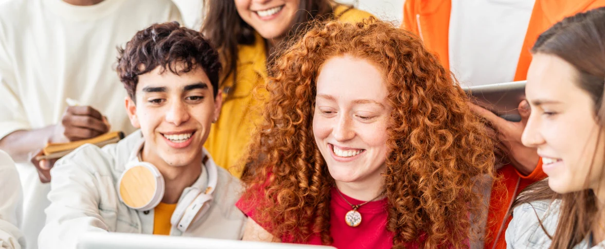 Étudiants utilisant les outils e-learning INFPF
