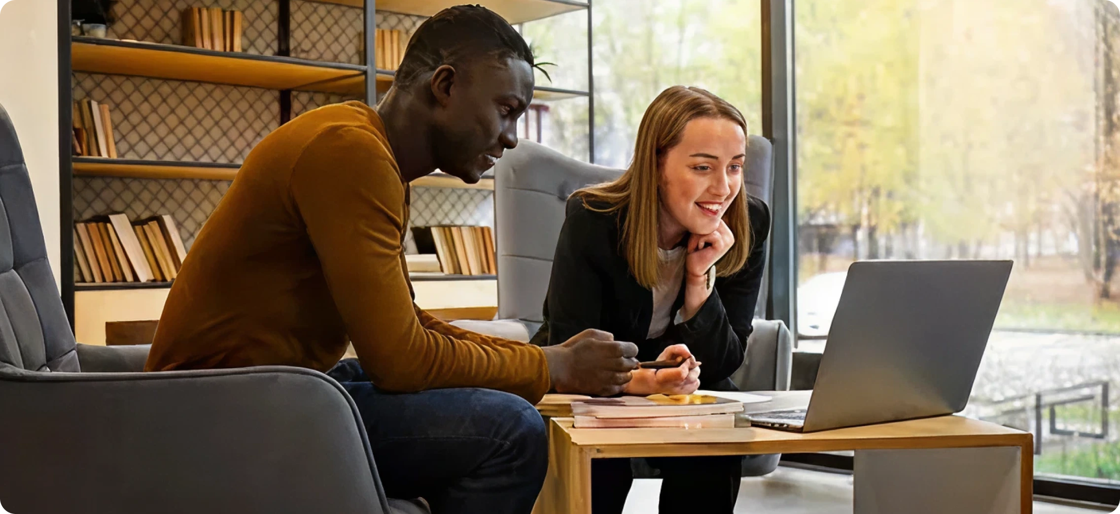 Apprenants accompagnés devant un ordinateur portable